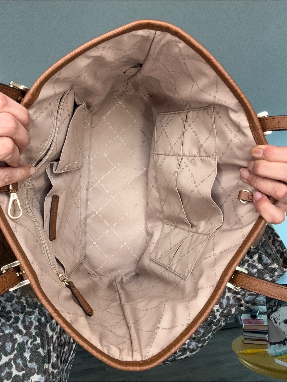 Michael Kors Jet Set travel tote in luggage brown saffiano leather - Picture 4 of 17